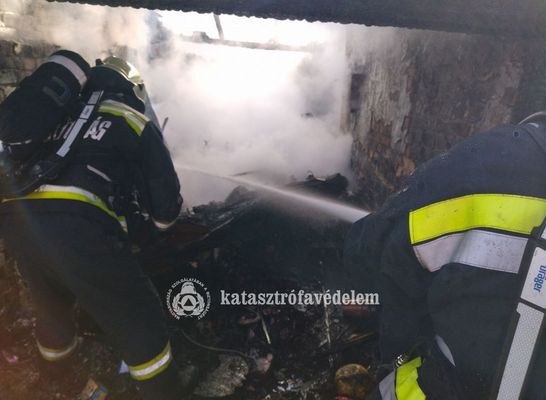 Kigyulladt egy garzs tegnap, dlutn, Bkscsabn, a Csnyi utcban. Kp forrsa: Bks Vrmegyei Katasztrfavdelmi Igazgatsg