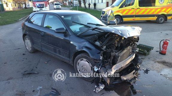 Kt szemlygpkocsi tkztt ssze, Szarvason, tegnap, dlutn. Kp forrsa: Bks Vrmegyei Katasztrfavdelmi Igazgatsg   