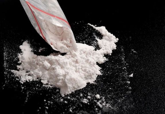 A crack a hagyomnyos kokain kristlyos formja, de annl ersebb s intenzvebb. A frfi egy mustrmagnyi nagysg mennyisget 5 ezer forintrt, egy fekete borsszem mretnek megfelel mennyisget 10 ezer forintrt rustott. A kp illusztrci. Kp: Shutterstock