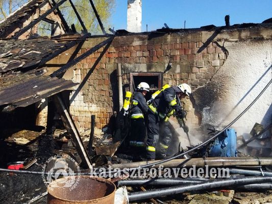 Tz ttt ki a Hajd-Bihar vrmegyei jirzon, tegnap, dleltt. Az oltsban Bks vrmegyei, szeghalmi tzoltk is rszt vettek. Kp forrsa: Bks Vrmegyei Katasztrfavdelmi Igazgatsg