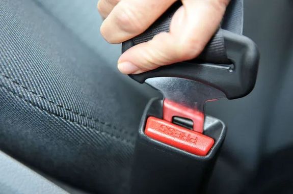 Egy msodperc – ennyi idbe telik becsatolni a biztonsgi vet. A kp illusztrci. Kp: Depositphotos
