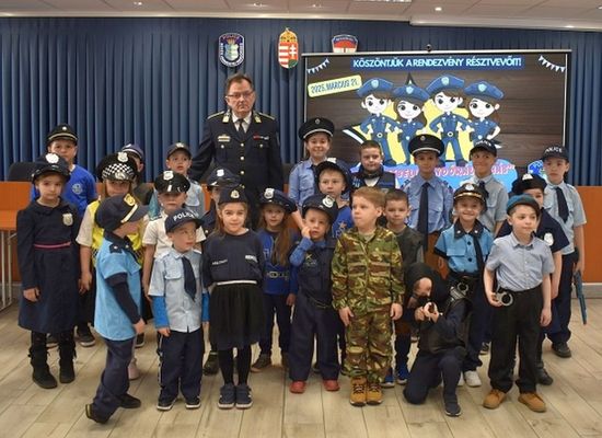 A plyamvek, a plyzk s a pnteken, dleltt, a Bks Vrmegyei Rendr-fkapitnysgon, az nnepsg kis rsztvevi. Kpek: Bks Vrmegyei Rendr-fkapitnysg   