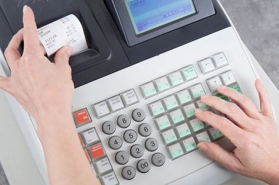 Kedden, hatlyba lpett az e-pnztrgpekrl szl rendelet, amely vget vethet a paprnyugta-korszaknak. Idn, jliustl, mr zembe helyezhetk a NAV ltal engedlyezett e-pnztrgpek. A kp illusztrci. Kp: Depositphotos   