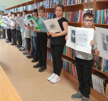 Versel gyerekek a Lencssi Fikknyvtrban, a magyar kltszet napi megemlkezsen. Kp: Szerz