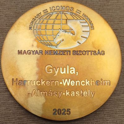 �sodj�ra is ICOMOS-d�jas a gyulai kast�ly, id�n a p�ldaad� m�eml�kgondoz�st ismert�k el a d�jjal. K�pek: Gyulai Alm�sy-kast�ly L�togat�k�zpont