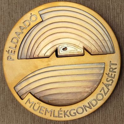 �sodj�ra is ICOMOS-d�jas a gyulai kast�ly, id�n a p�ldaad� m�eml�kgondoz�st ismert�k el a d�jjal. K�pek: Gyulai Alm�sy-kast�ly L�togat�k�zpont