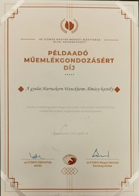 �sodj�ra is ICOMOS-d�jas a gyulai kast�ly, id�n a p�ldaad� m�eml�kgondoz�st ismert�k el a d�jjal. K�pek: Gyulai Alm�sy-kast�ly L�togat�k�zpont