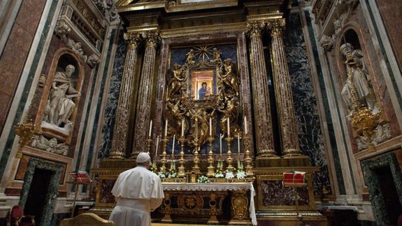Ferenc ppa imdkozik a Santa Maria Maggiore Bazilikban. Archv felvtel. Kp: Vatican News