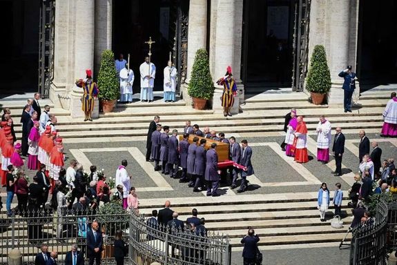 Ferenc ppa koporsja szombaton, a Santa Maria Maggiore Bazilika eltt. Kp: Vatican Media