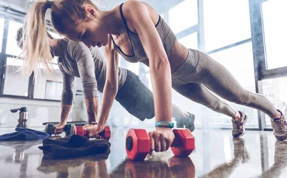 Az adhatsg ellenrzst tartott a nnl, a lakhelyn tbb, a fogyasztk megtvesztsre alkalmas sportcipt s ms sportruhzati termket foglaltak le tle. A kp illusztrci. Kp: Depositphotos