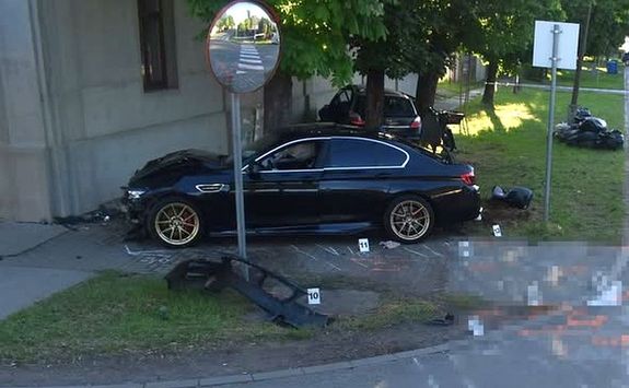Vasrnap, 14 ra krl, Szarvason, a Dzsa Gyrgy utca s a Vast utca keresztezdsben, kt szemlygpkocsi tkztt ssze. Hrman slyosan megsrltek, egyikk letveszlyes llapotban van. Kp forrsa: Bks vrmegyei rendrsg Facebook-oldala