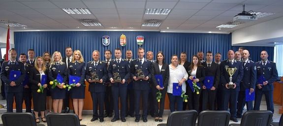 Vrs Ferenc vrmegyei fkapitny a rendrk s rendrsgi dolgozk mellett kt tzoltt s kt hivatsos vadszt is elismersben rszestett. Kp forrsa: Bks Vrmegyei Rendr-fkapitnysg