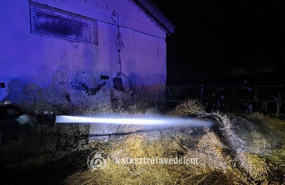 Krbla izzott tehenszetben, szombaton, dlutn, Bksen. Kp forrsa: Bks Vrmegyei Katasztrfavdelmi Igazgatsg   