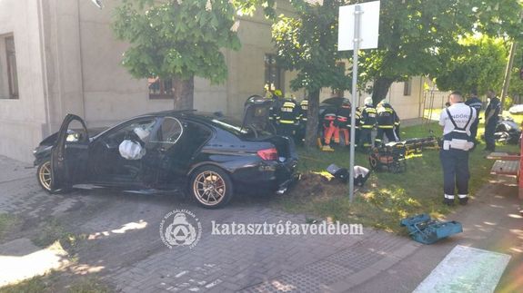 sszetkztt kt aut, majd az egyik lakhz falnak csapdott, Szarvason, vasrnap, dlutn. Kp forrsa: Bks Vrmegyei Katasztrfavdelmi Igazgatsg