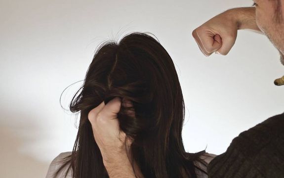 A fiatal nt frfi ismerse Dombiratoson, a Hsk utcban, elzetes szvlts utn, megragadta a hajnl fogva, majd pofon vgta. A kp illusztrci. Kp: Veres Nndor / kronikaonline.ro