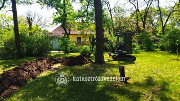 Kp: Gzvezetket szaktott a munkagp prilis 28-n, Csabacsdn. Kp forrsa: Bks Vrmegyei Katasztrfavdelmi Igazgatsg)