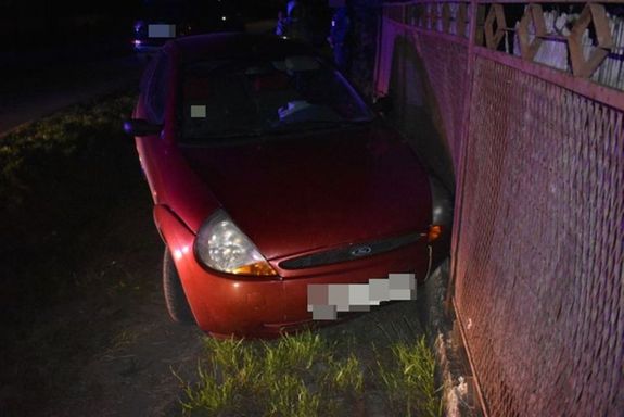  Az utcn ll autban benne volt az indtkulcs, a rszeg fiatal elvitte a jrmvet. Kerts lltotta meg az jjeli Vsztn. Kpek: Police.hu