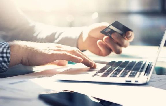 Kt bank is ersti az online csalsokkal szembeni vdelmet. A kp illusztrci. Kp: Depositphotos