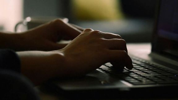 A frfi mintegy harminc felhasznltl kapott tbb, mint 35 ezer darab, gyermekeket brzol pornogrf fnykpeket, videfelvteleket, s  is osztott meg ilyeneket a megszerzett tartalmakbl. A kp illusztrci. Kp: Pexels         