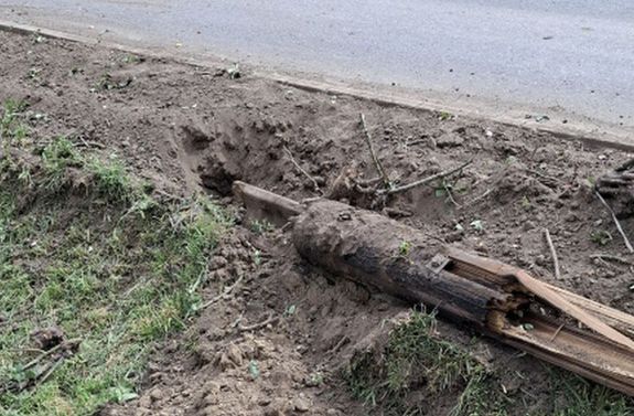 Villanyoszlopnak tkztt a kisteheraut s kidnttte a tvkzlsi oszlopot htfn, dlutn, Medgyesegyhzn. Kpek forrsa: Bks Vrmegyei Katasztrfavdelmi Igazgatsg   