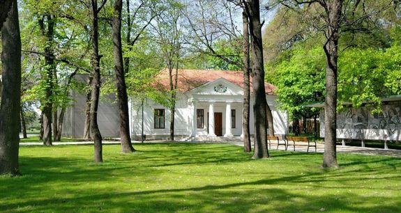 Gyuln, a Kohn Kptrban nylik pnteken, Schell Jzsef grafikinak s akvarelljeinek killtsa: Kp: visitgyula.com