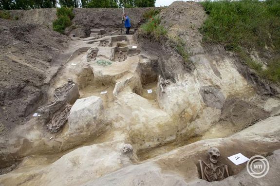 A Bcs-Kiskun vrmegyei, Tzlr-Templomhegyen, a rgszeti kutats tatrjrs kori tmegsrt trt fel. Kp: MTI / Bs Csaba