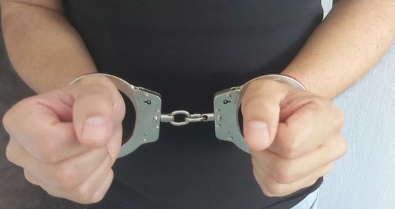 A gyulai rendrk rizetbe vettk a csorvsi fiatalt, aki a gyan szerint, a korbban rizetbe vett bkscsabai kzpiskolsnak adott tiltott szert. A kp illusztrci. Kp: Police.hu   