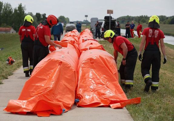 Felvtelek a szerdai komplex vzkrelhrtsi gyakorlatrl a Fehr-Krsnl, melynek sorn megnyitottk a Kidelta rvzi szksgtrozt. Kpek forrsa: Krs-vidki Vzgyi Igazgatsg Facebook-oldala