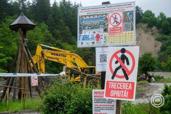A Korond-patak S-szorosban lv mederszakaszban kialakult vznyelkbe mlik a vz, amely a parajdi sbnyba tr be 2025. mjus 28-n. Kpek: MTI / Veres Nndor