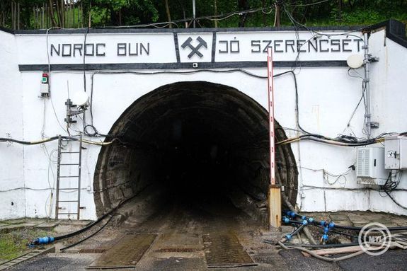 A Korond-patak S-szorosban lv mederszakaszban kialakult vznyelkbe mlik a vz, amely a parajdi sbnyba tr be 2025. mjus 28-n. Kpek: MTI / Veres Nndor