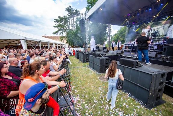 Kpek a korbbi Gyulai Plinkafesztivlokrl. Kpek forrsa: gyulaipalinkafesztival.hu