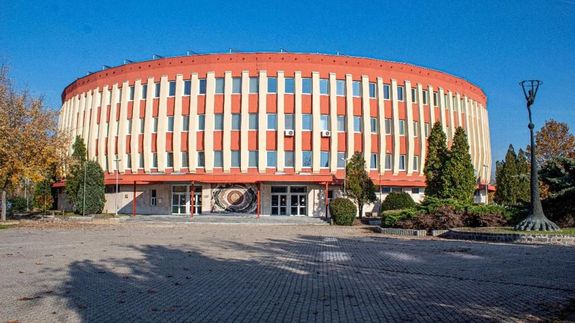  Bkscsabn, megjul villamos energival ltjk el a vrosi sportcsarnokot s mellkplett, a vvcsarnokot. Kp forrsa: visitbekescsaba.com