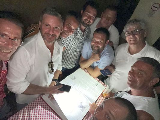 Vgezetl lljon itt nhny fot az nnepsg pillanataibl