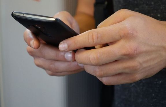 A 23 ves frfi megjelent sgornje szarvasi hzban, elkrte a telefonjt, hogy felhvja desanyjt, de nem adta vissza a kszlket. A kp illusztrci. Kp: Pixabay