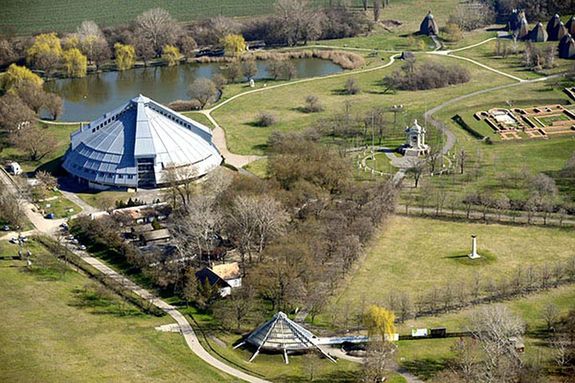 Az pusztaszeri Nemzeti Trtneti Emlkpark szabadtri nprajzi mzeum, skanzen s kirndulhely, melyet 1982-ben hoztak ltre a Csongrd-Csand vrmegyei pusztaszer klterletn. Forrs s kp: Wikipdia