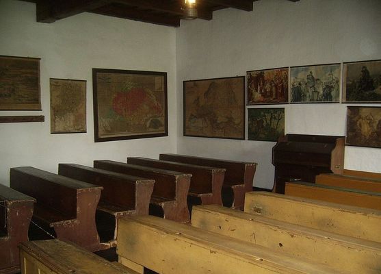 rpdhalmi tanyasi iskola tanterme az pusztaszeri Nemzeti Trtneti Emlkparkban. Kp forrsa: Wikimedia Commons