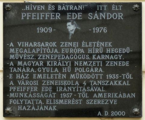 Pfeiffer Ede Sndor emlktblja Gyuln, a Megyehz – Munkcsy utca sarkn, az egykori zeneiskoln. Kp forrsa: Wikipdia