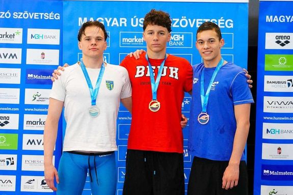 A bkscsabai Takcs Botond az 50 mteres pillangszsban is magyar bajnok lett, megelzve a BVSC-Zugl versenyzjt, Biben Botondot (balra) s a szombathelyi Bozsodi Mtt   