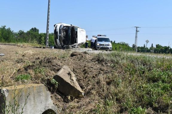 A vizes palackrt nylt vezets kzben a frfi, aki emiatt lehajtott az trl s felborult, Mezbernynl.  Kp: Bks vrmegyei rendrsg Facebook-oldala      