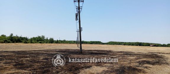 Sarkadkeresztr s Nagygyant kztt, szraz f gett, htfn, dleltt. Kp forrsa: Bks Vrmegyei Katasztrfavdelmi Igazgatsg   