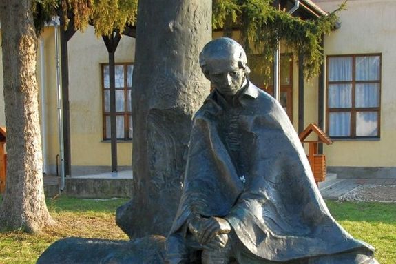 Szatmrcsekn, a mveldsi hz eltti parkban, Klcsey Ferenc egsz alakos szobra lthat, melyet 1973-ban a Himnusz megrsnak 150. vforduljra Marton Lszl alkotott. Az emlkszobor rz tvzetbl kszlt, Klcsey Ferencet fa trzsn lve brzolja. Mellette, ll fatrzs tallhat. Forrs: szatmartour.hu. Kp forrsa: Nemzeti rksg Intzete