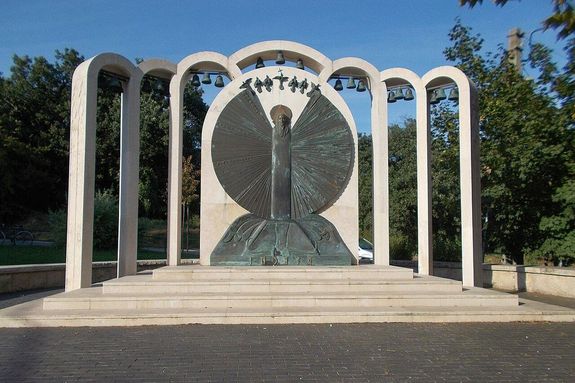 A Himnusz-szobor Budakeszin, V. Majzik Mria alkotsa (2006). Kompozci a magyarsg pogny s keresztny szimblumaival. nnepnapokon, a harangjtk a Himnusz dallamt jtssza. Forrs: Wikipdia. Kp: Globetrotter 19 / Wikipdia