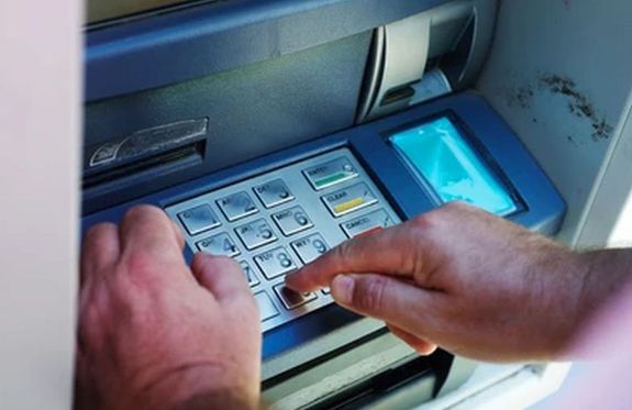  A bksi frfi a bankszmljra rkez sszegeket a hirdetseket felad bntrsa utastsai alapjn, klnbz ATM pnzkiad automatkbl kszpnzben felvette, megbzjnak tadta, vagy ms, megbzja megadott bankszmlira tovbbutalta. A kp illusztrci. Kp: Shutterstock