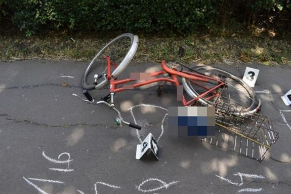 A rendrk a helysznelsen megllaptottk, gy nem trtnhetett a baleset, ahogy a n mondta. A n vgl bevallotta, nem volt rolleres, maga esett el. Kp: Police.hu   