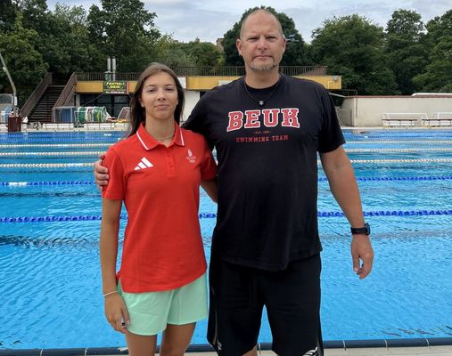  A bkscsabai mellsz specialista Nagy-Benedek Izabell az olimpiai formaruhban edzje, id. Petrczki Zsombor trsasgban