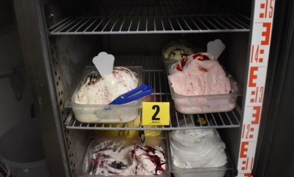 A fiatalkor fik minden este betrtek ugyanoda, megdzsmltk a htben trolt fagylaltokat, majd nhny flakon dtvel s pnzzel is tvoztak. Kp: Police.hu   