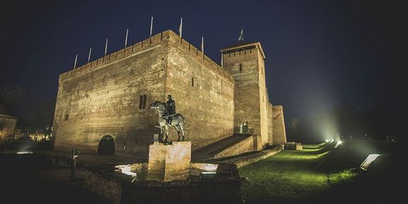 A Gyulai Vr, jszakai fnyben. Kp forrsa: Gyulai Vr