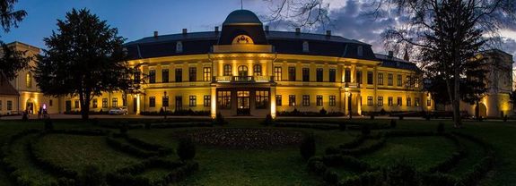 A Gyulai Almsy-kastly Ltogatkzpont, jszakai fnyben. Kp forrsa: Wikipdia      