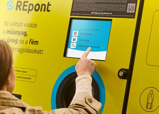 Jliustl, a REpont automatknl leadott palackok utn jr visszavltsi djat htrnyos helyzet csaldok megsegtsre s gyermekek javra lehet felajnlani. Kp: mohu.hu
