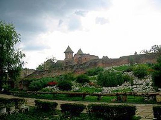 Vlad 1459-ben, beszntette az adfizetst a trkknek,1460-ban, j szvetsget kttt Mtys kirllyal. A trkk megksreltk elmozdtani, Vlad az elfogsra kldtt Hamza bast kzre kertette s karba hzatta. Fvrosa, Trgoviște krl egsz karerd dszelgett, rajtuk a basa s ksrete tagjai. A kpen Trgoviște romjai. Forrs s kp: Wikipdia